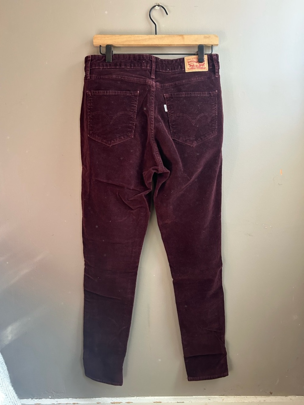 Levi’s 721 High Rise Skinny Plum Corduroys - size 30